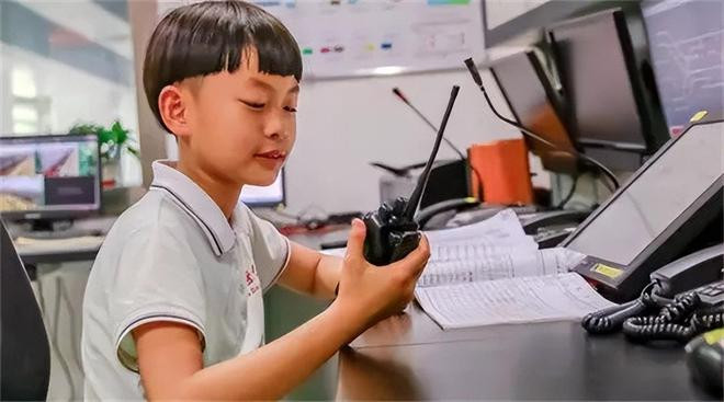 Bé 4 tuổi cởi trần chạy trong tuyết 10 năm trước sắp lấy bằng tiến sĩ - Ảnh 3.