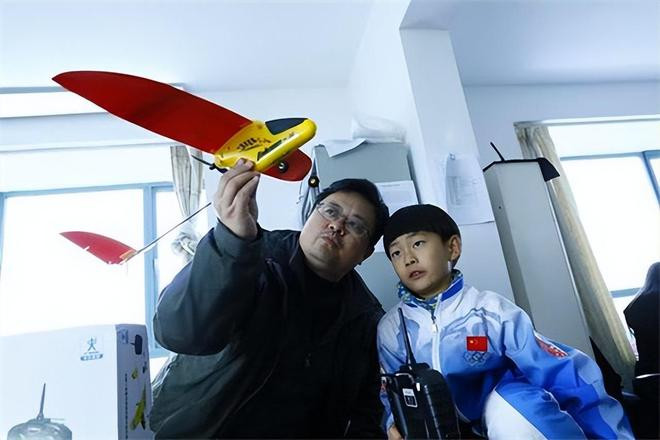 Bé 4 tuổi cởi trần chạy trong tuyết 10 năm trước sắp lấy bằng tiến sĩ - Ảnh 2.