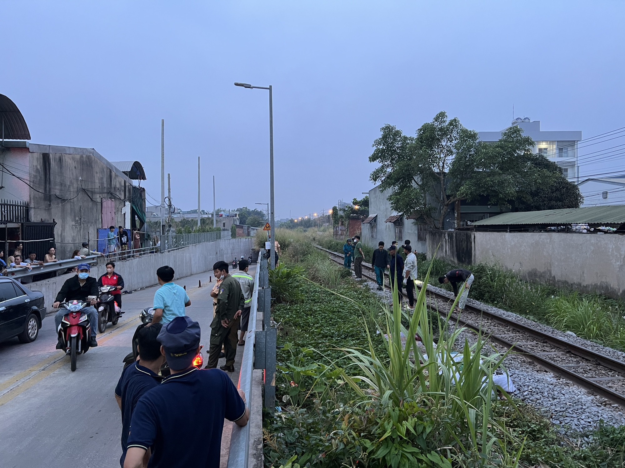 Nam thanh niên đứng trên đường ray bất chấp đoàn tàu đang lao tới - Ảnh 2. Nam thanh niên đứng trên đường ray bất chấp đoàn tàu đang lao tới - Ảnh 2.