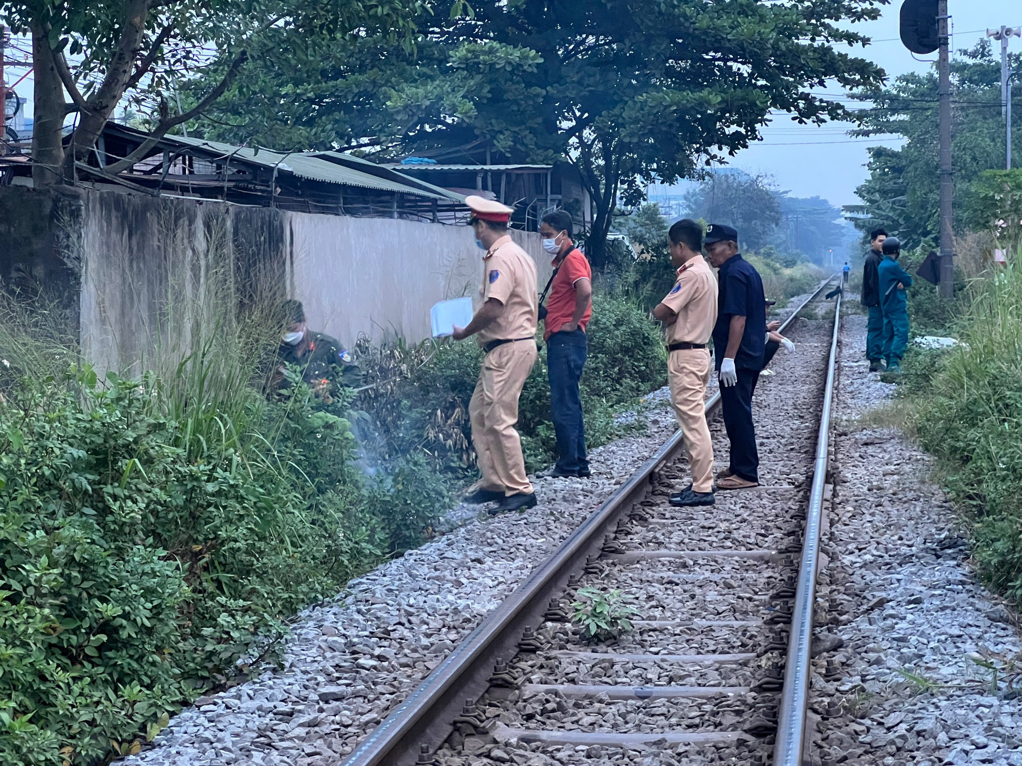 Nam thanh niên đứng trên đường ray bất chấp đoàn tàu đang lao tới - Ảnh 1. Nam thanh niên đứng trên đường ray bất chấp đoàn tàu đang lao tới - Ảnh 1.