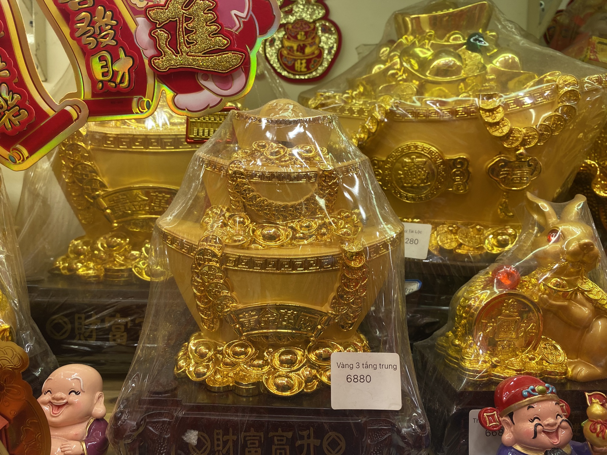 Đồ trang tr&iacute; Tết tr&agrave;n ngập c&aacute;c nẻo đường TP HCM - Ảnh 6.