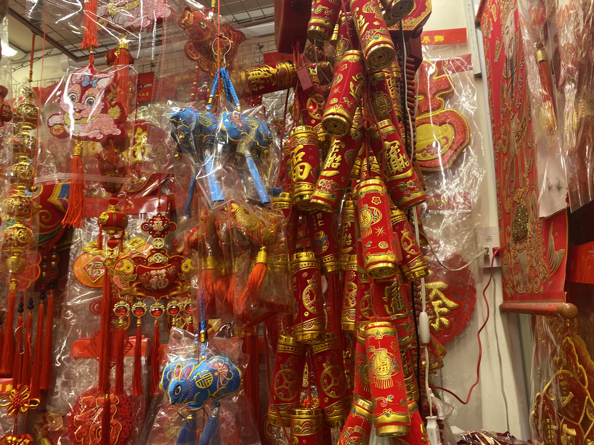 Đồ trang tr&iacute; Tết tr&agrave;n ngập c&aacute;c nẻo đường TP HCM - Ảnh 7.