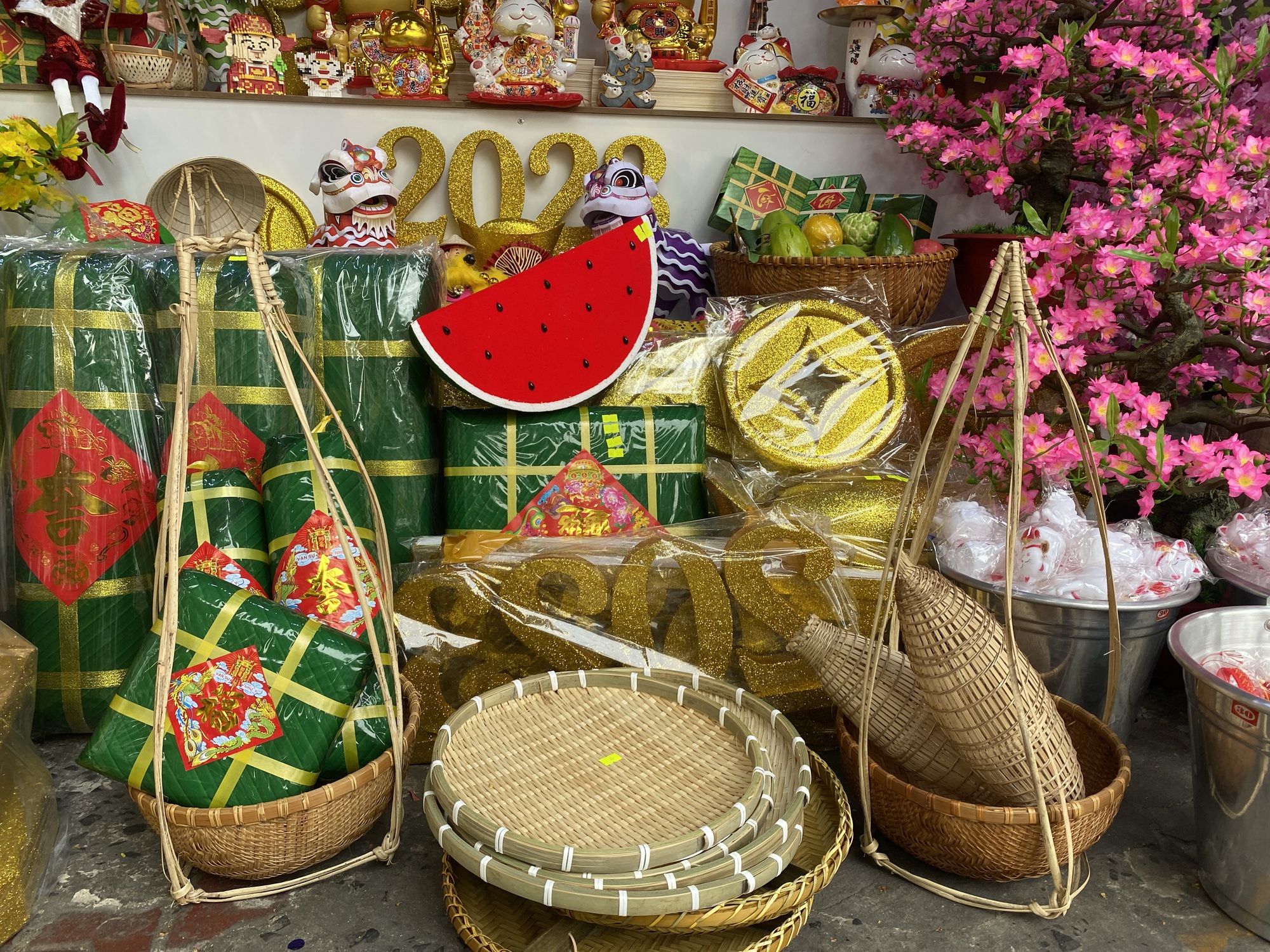 Đồ trang tr&iacute; Tết tr&agrave;n ngập c&aacute;c nẻo đường TP HCM - Ảnh 18.