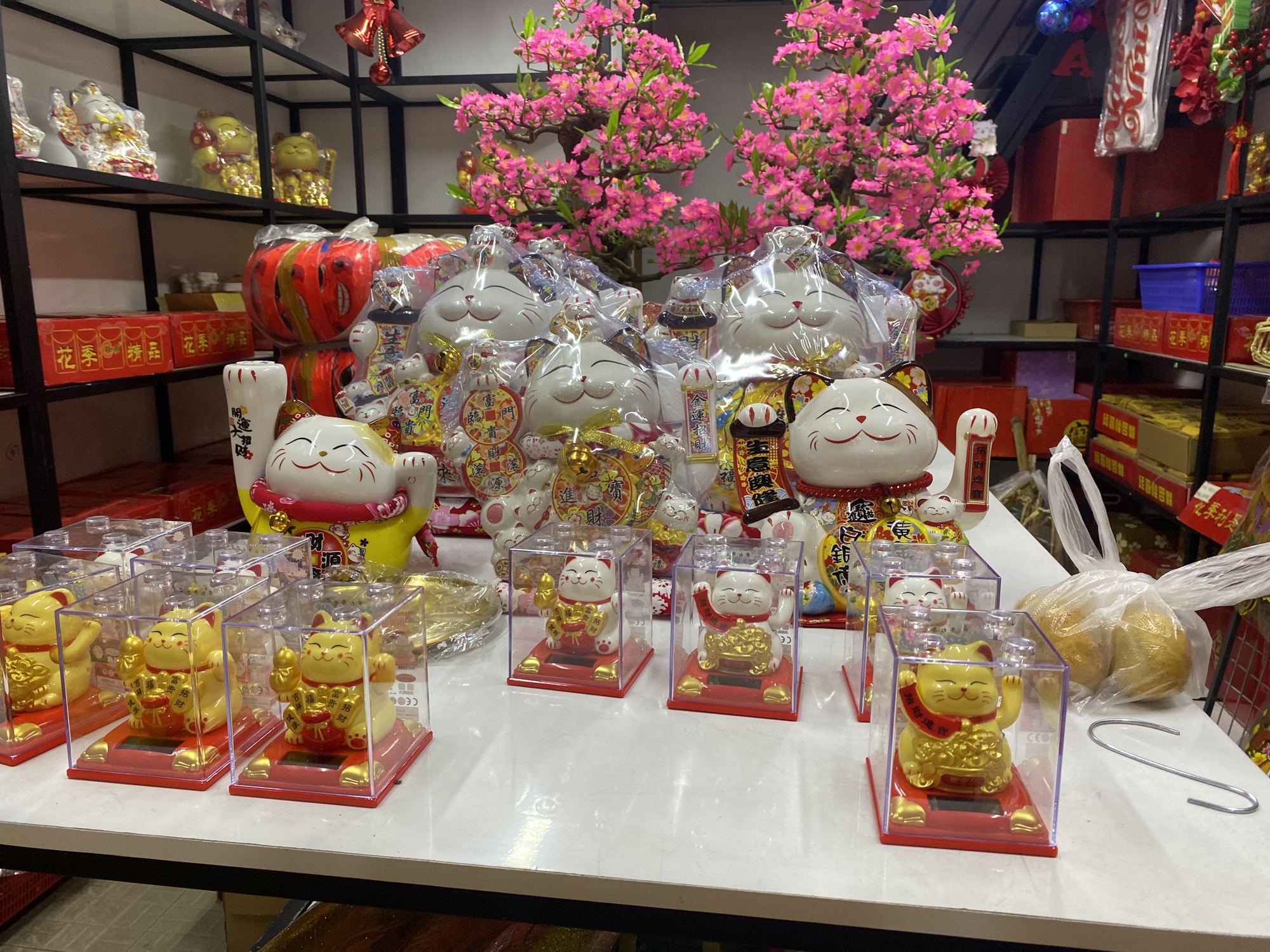 Đồ trang tr&iacute; Tết tr&agrave;n ngập c&aacute;c nẻo đường TP HCM - Ảnh 9.