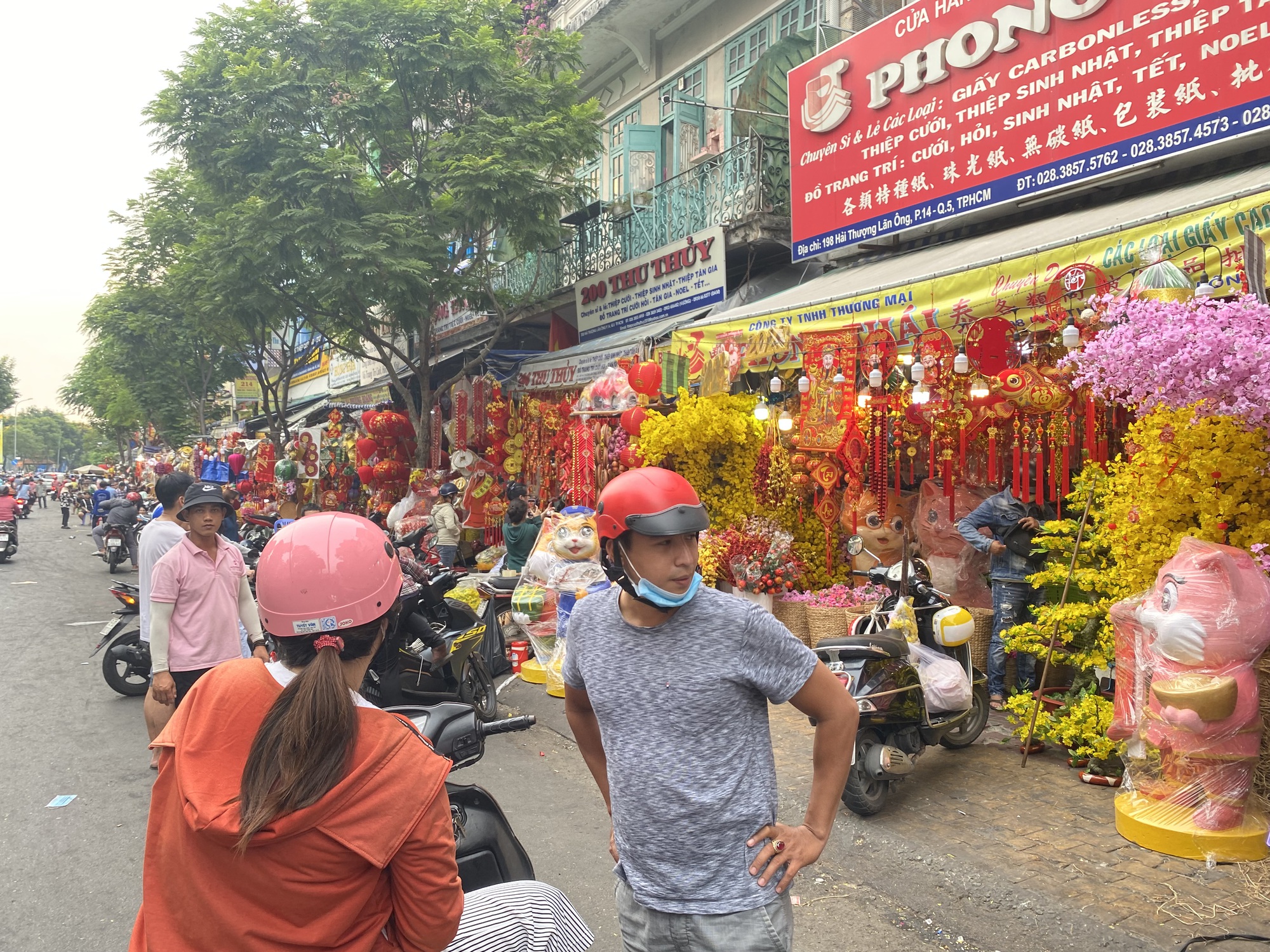 Đồ trang tr&iacute; Tết tr&agrave;n ngập c&aacute;c nẻo đường TP HCM - Ảnh 4.