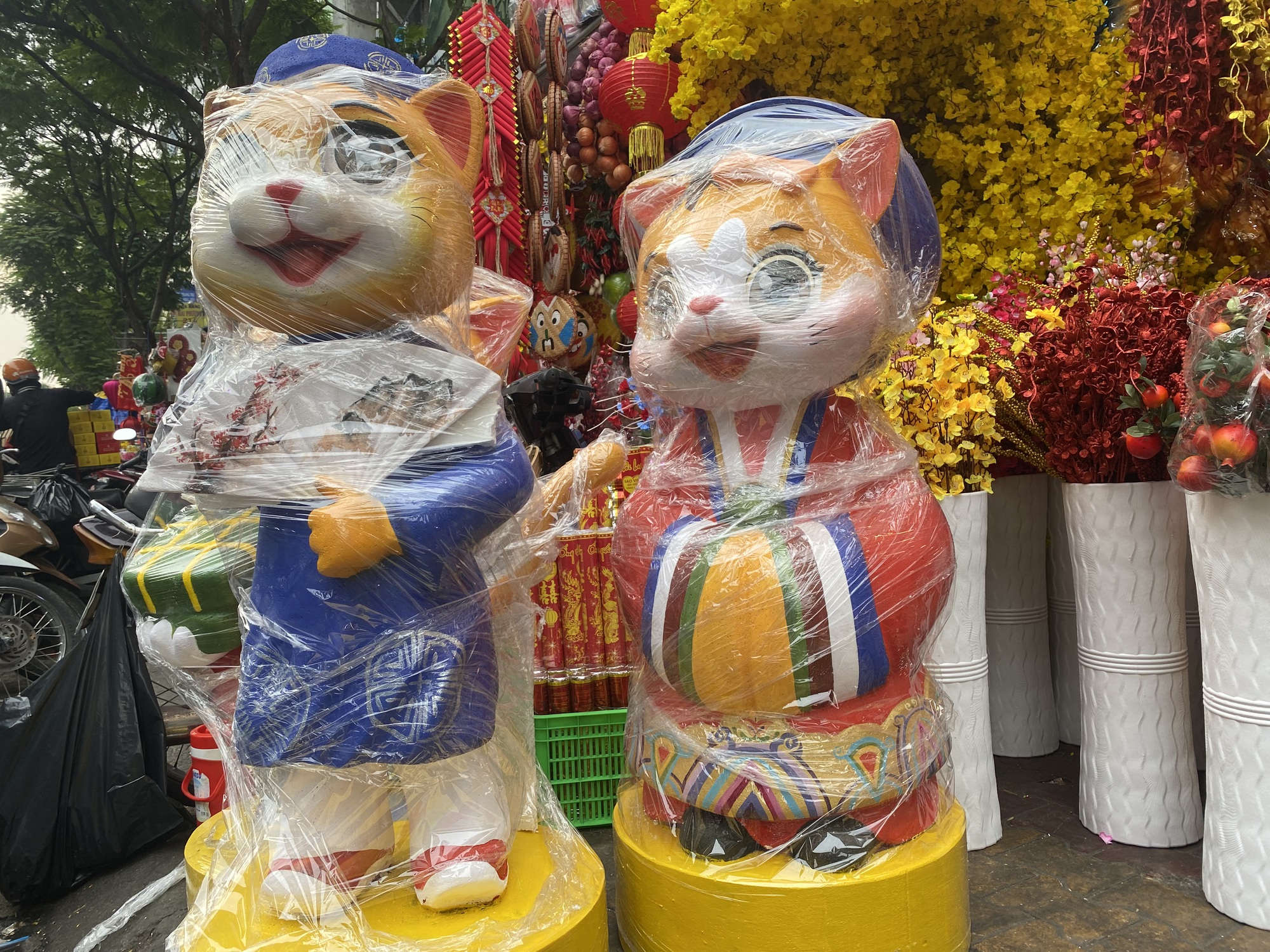 Đồ trang tr&iacute; Tết tr&agrave;n ngập c&aacute;c nẻo đường TP HCM - Ảnh 10.