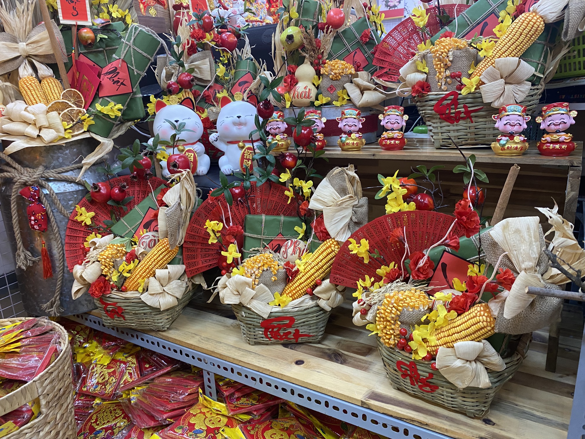 Đồ trang tr&iacute; Tết tr&agrave;n ngập c&aacute;c nẻo đường TP HCM - Ảnh 13.