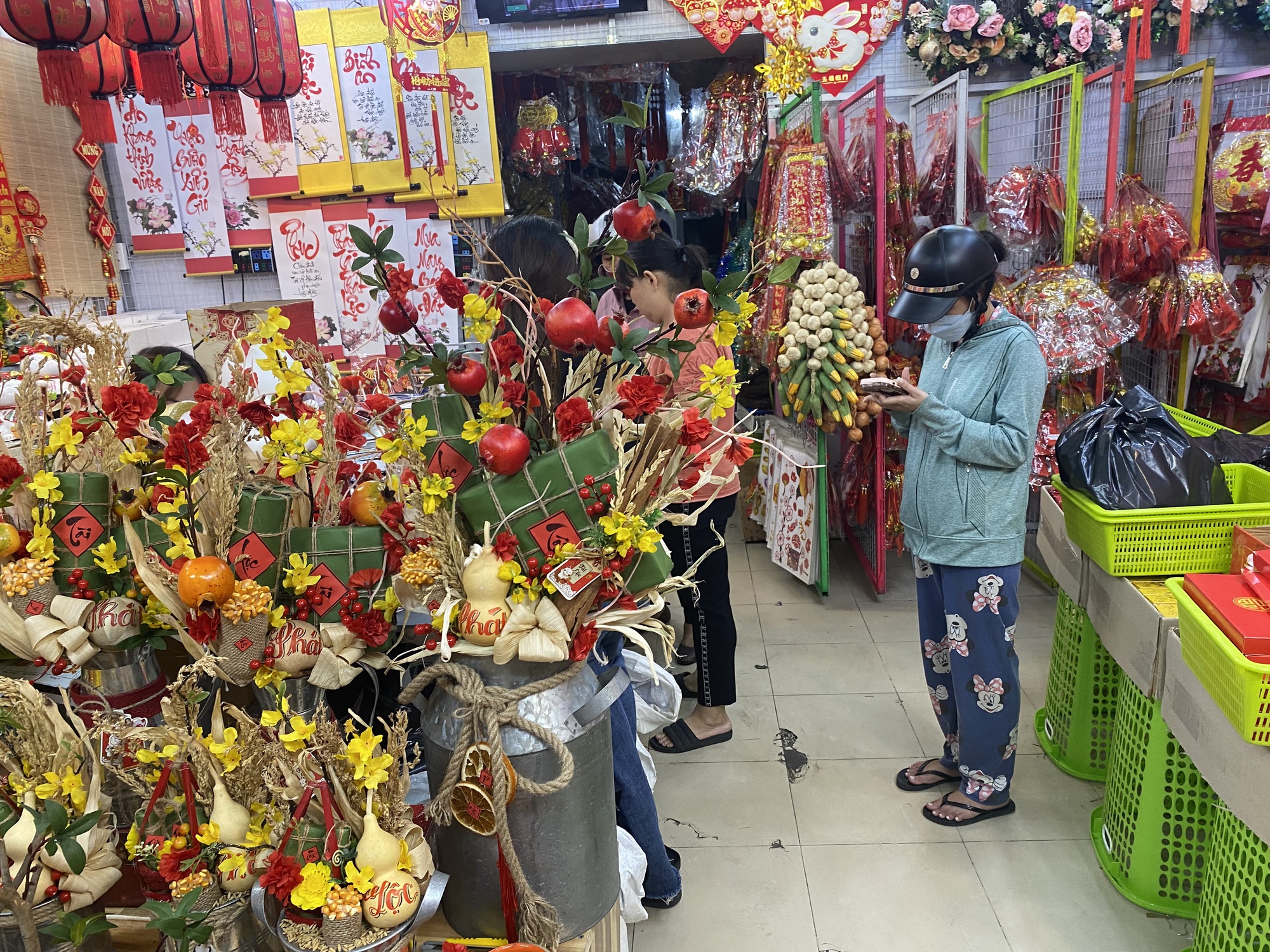 Đồ trang tr&iacute; Tết tr&agrave;n ngập c&aacute;c nẻo đường TP HCM - Ảnh 14.