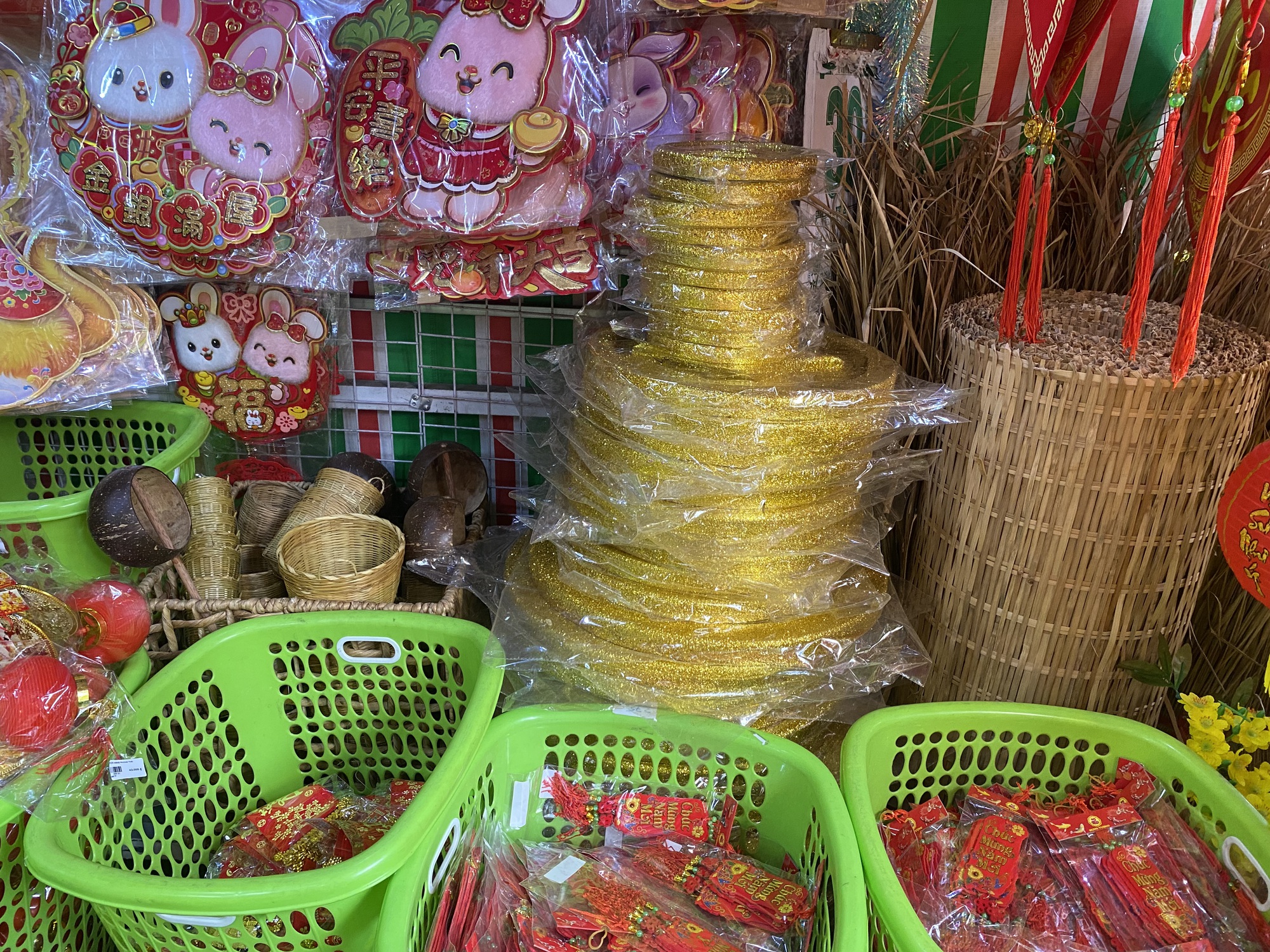 Đồ trang tr&iacute; Tết tr&agrave;n ngập c&aacute;c nẻo đường TP HCM - Ảnh 19.