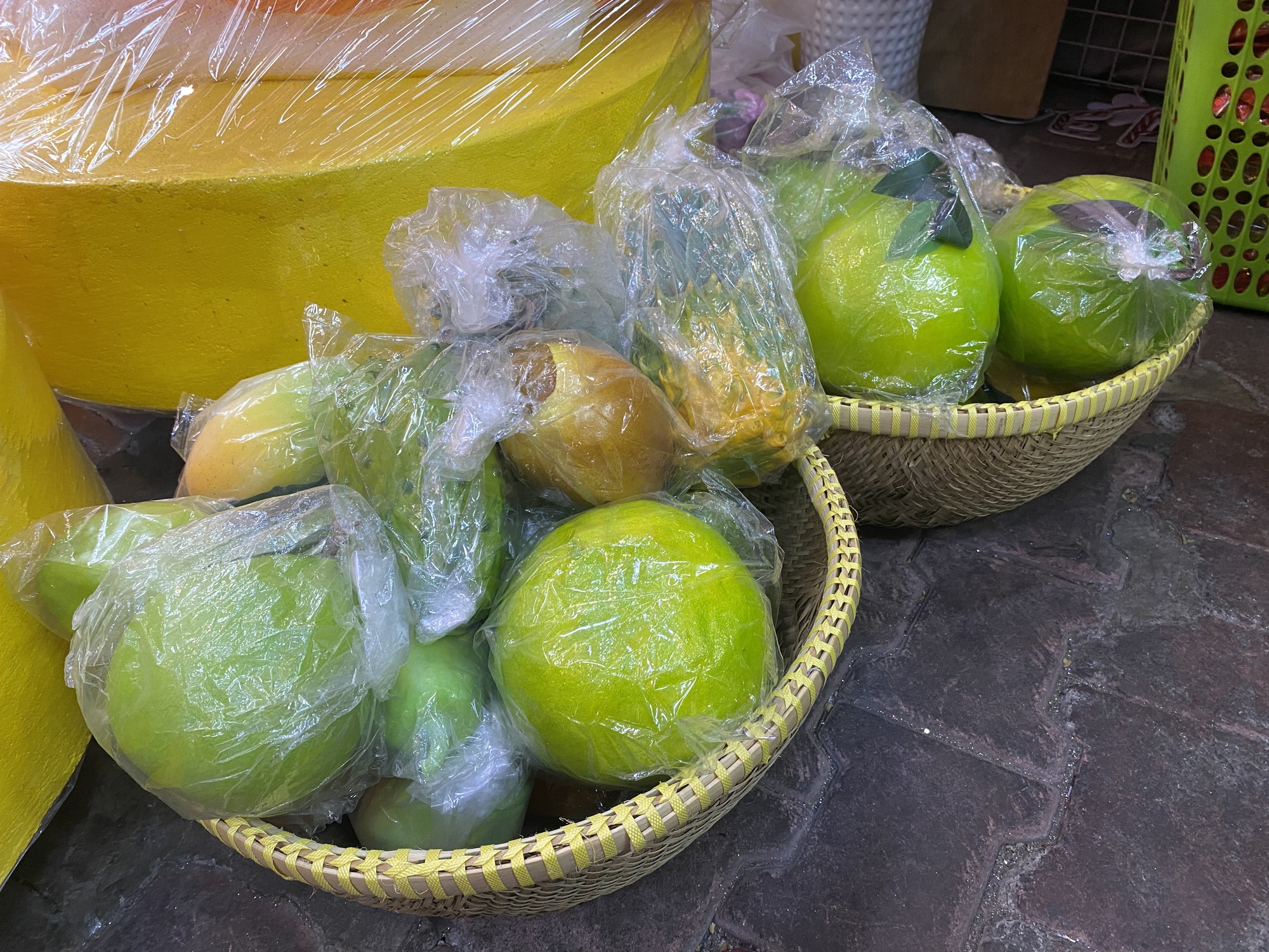 Đồ trang tr&iacute; Tết tr&agrave;n ngập c&aacute;c nẻo đường TP HCM - Ảnh 16.