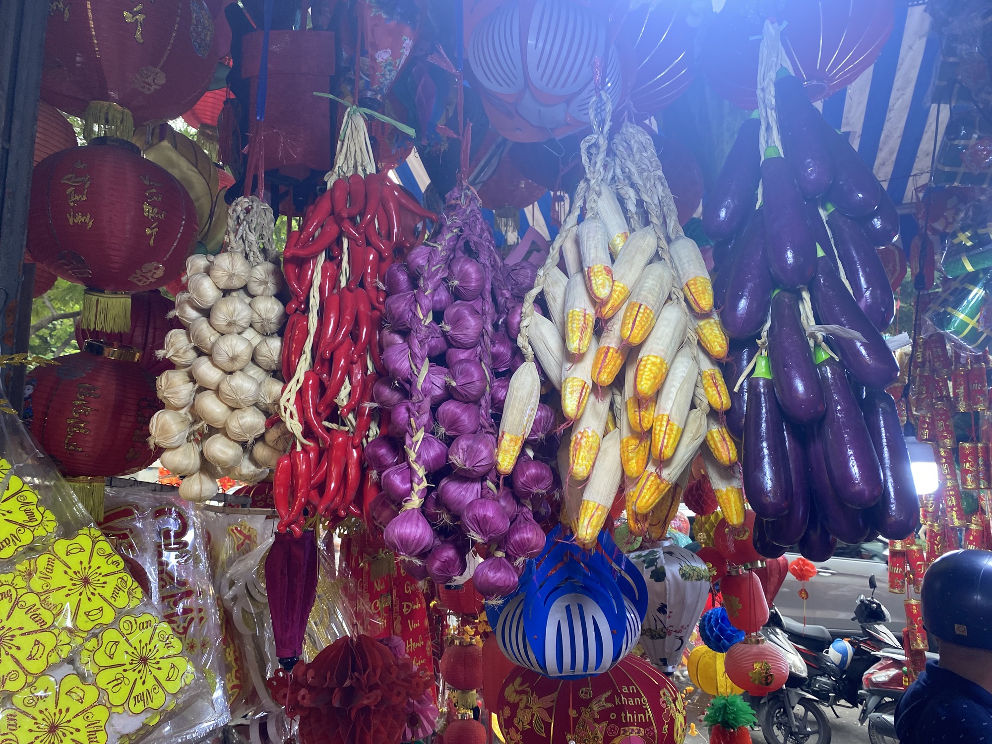 Đồ trang tr&iacute; Tết tr&agrave;n ngập c&aacute;c nẻo đường TP HCM - Ảnh 17.