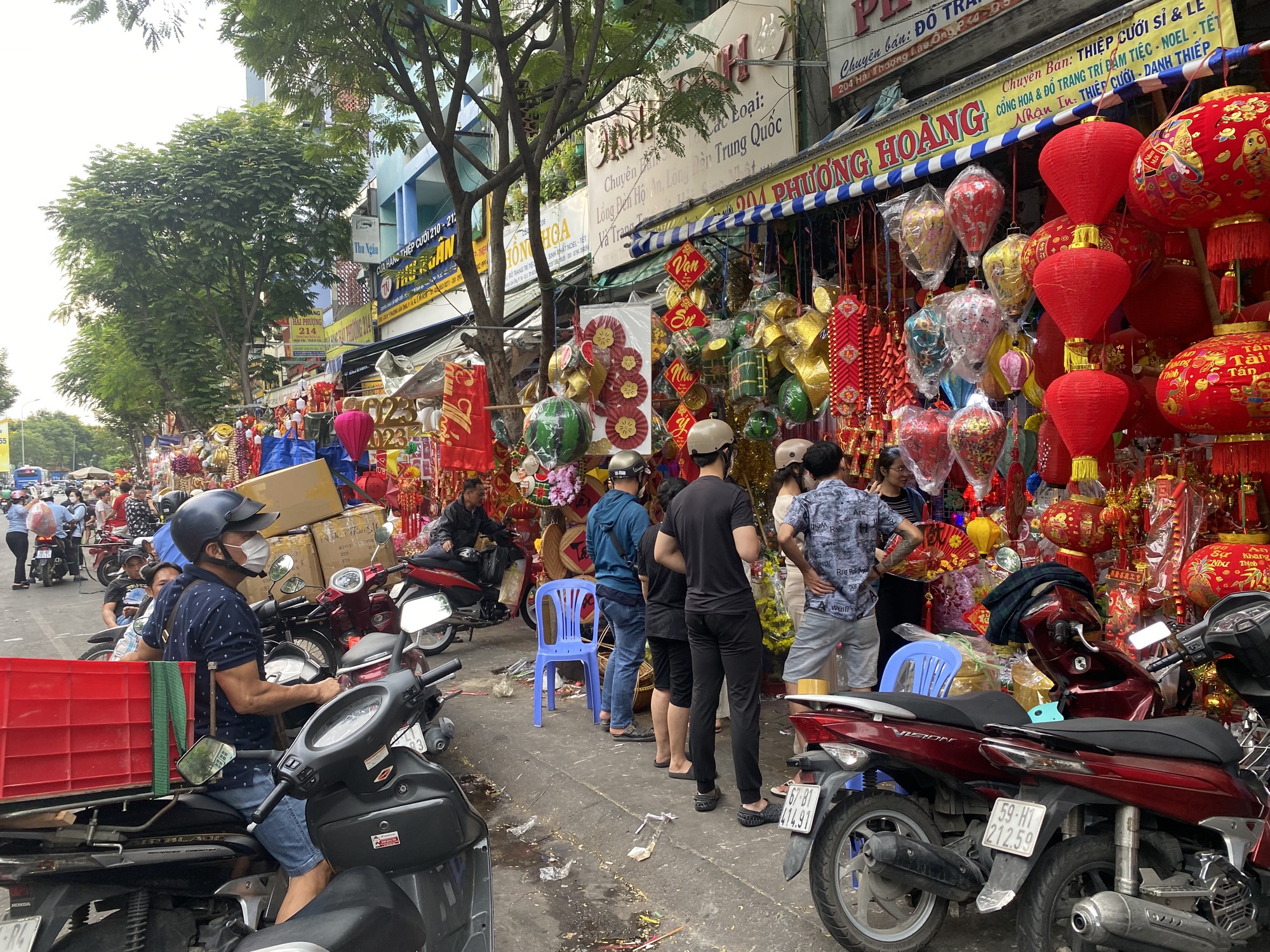 Đồ trang tr&iacute; Tết tr&agrave;n ngập c&aacute;c nẻo đường TP HCM - Ảnh 1.