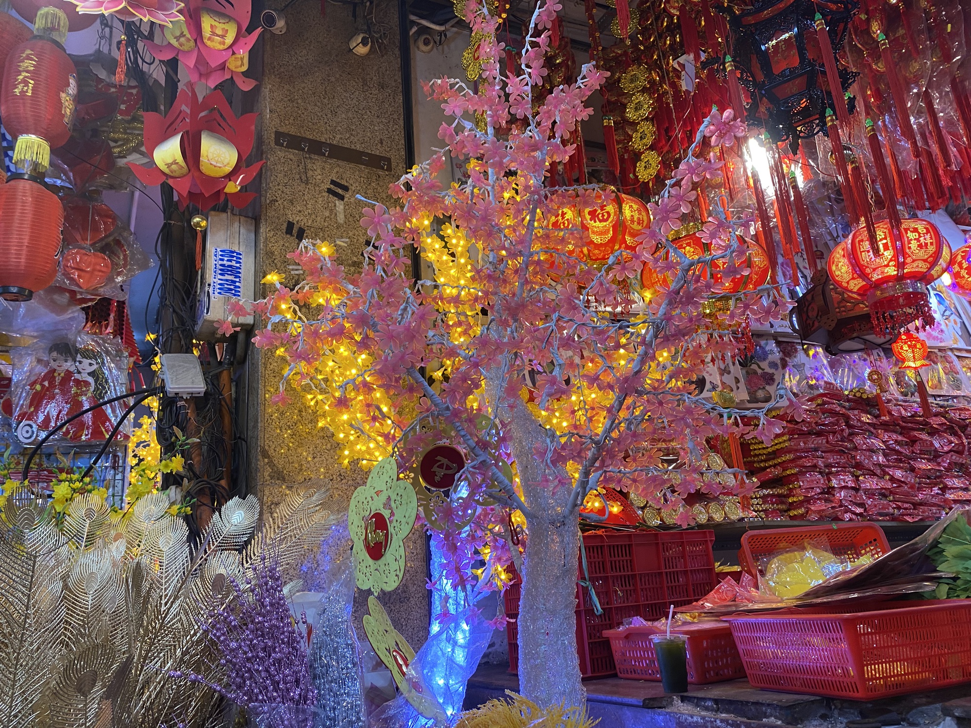 Đồ trang tr&iacute; Tết tr&agrave;n ngập c&aacute;c nẻo đường TP HCM - Ảnh 5.