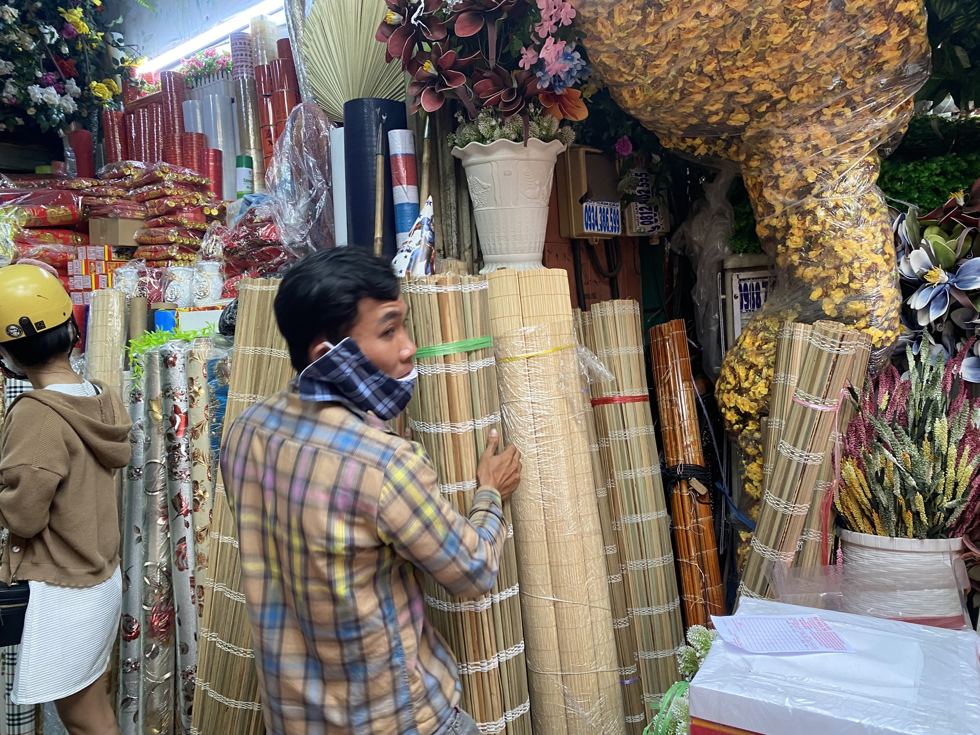 Đồ trang tr&iacute; Tết tr&agrave;n ngập c&aacute;c nẻo đường TP HCM - Ảnh 20.