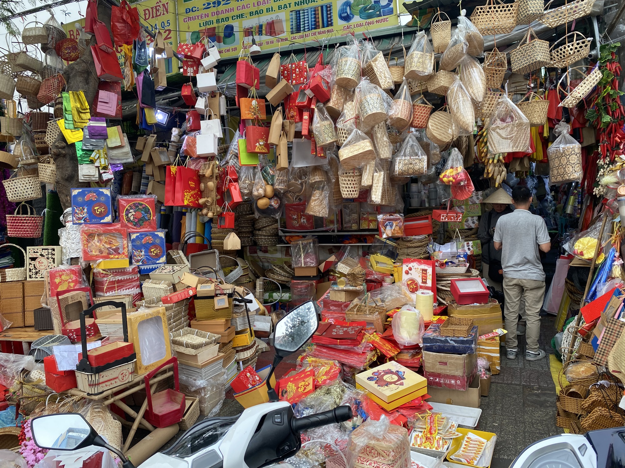 Đồ trang tr&iacute; Tết tr&agrave;n ngập c&aacute;c nẻo đường TP HCM - Ảnh 21.