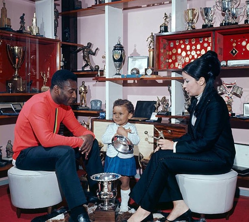 Chân dung 3 người vợ gắn bó với cuộc đời Vua bóng đá Pele: Mối tình cuối được chinh phục xuất sắc ở ngưỡng gần 80 tuổi - Ảnh 3.