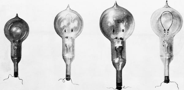 Các vật dụng quen thuộc trông thế nào khi mới được phát minh? Đáp án khó tin đến nỗi đặt cạnh nhau cũng hiếm ai nhận ra - Ảnh 3.