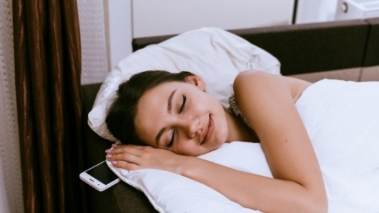  Thực hư đặt điện thoại bên gối ngủ gây ung thư?