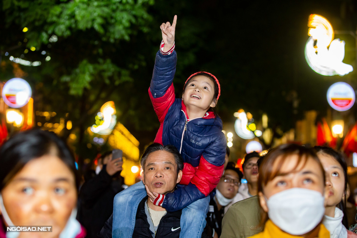 bien-nguoi-countdown-2023-bien-nguoi-do-ve-pho-di-bo-ha-noi-tet-duong-lich-2023-13-1672500707-1672503538566-16725035386701141740348.jpg