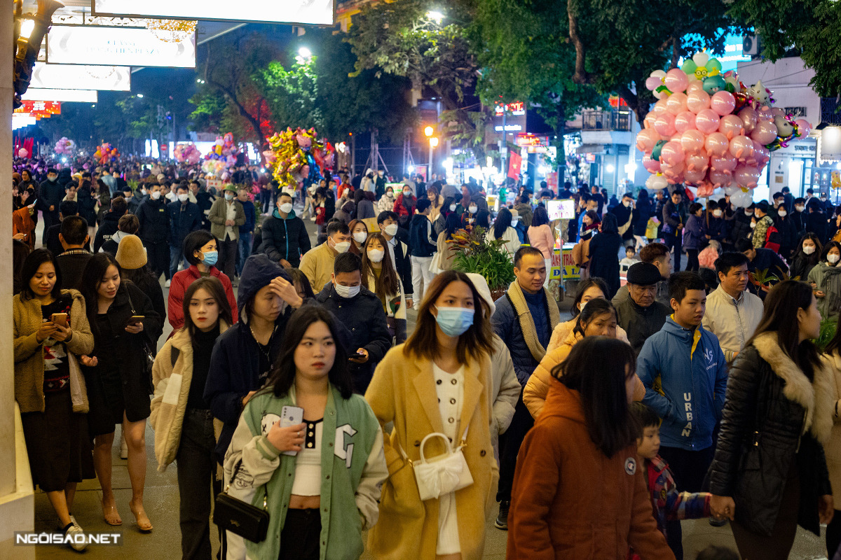 bien-nguoi-countdown-2023-bien-nguoi-do-ve-pho-di-bo-ha-noi-tet-duong-lich-2023-8-1672500667-1672503532031-16725035321391478786474.jpg