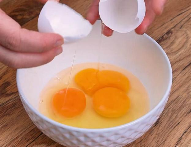 Cách làm trứng cuộn sốt cà đơn giản giàu dinh dưỡng-sotaynauan.com