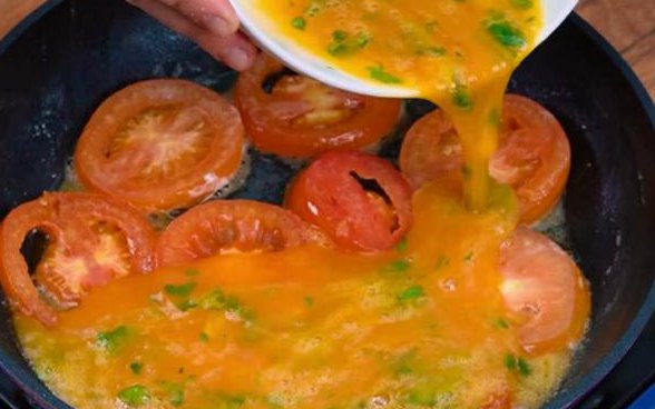 Cách mới tinh làm trứng sốt cà chua cực thơm ngon, nhanh gọn, không mất công làm nhuyễn cà chua