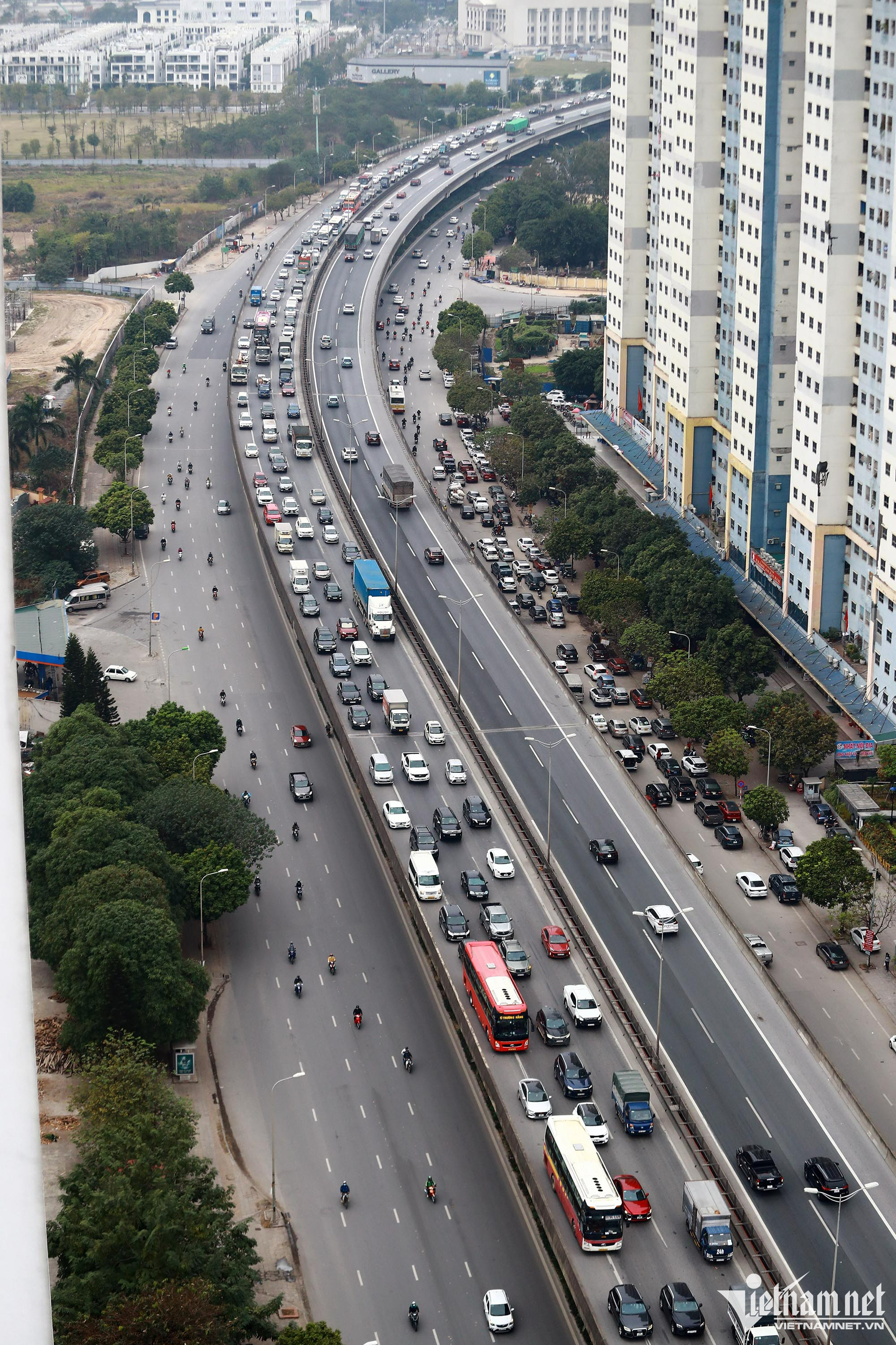 Chật vật rời thủ đô về quê ngày đầu nghỉ Tết Dương lịch - Ảnh 2.