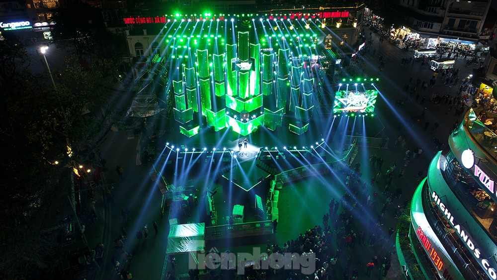 Người dân Hà Nội được thưởng thức 'Countdown Night 2023' bởi ánh sáng từ hàng trăm Drone - Ảnh 1.