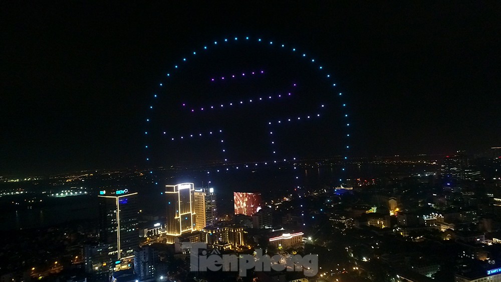 Người dân Hà Nội được thưởng thức 'Countdown Night 2023' bởi ánh sáng từ hàng trăm Drone - Ảnh 3.