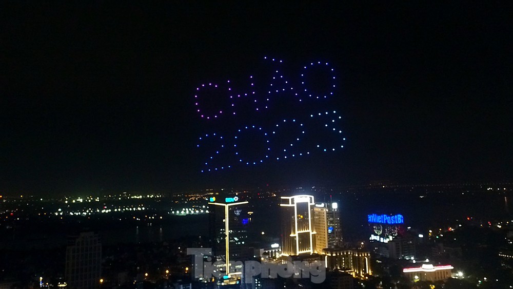 Người dân Hà Nội được thưởng thức 'Countdown Night 2023' bởi ánh sáng từ hàng trăm Drone - Ảnh 4.