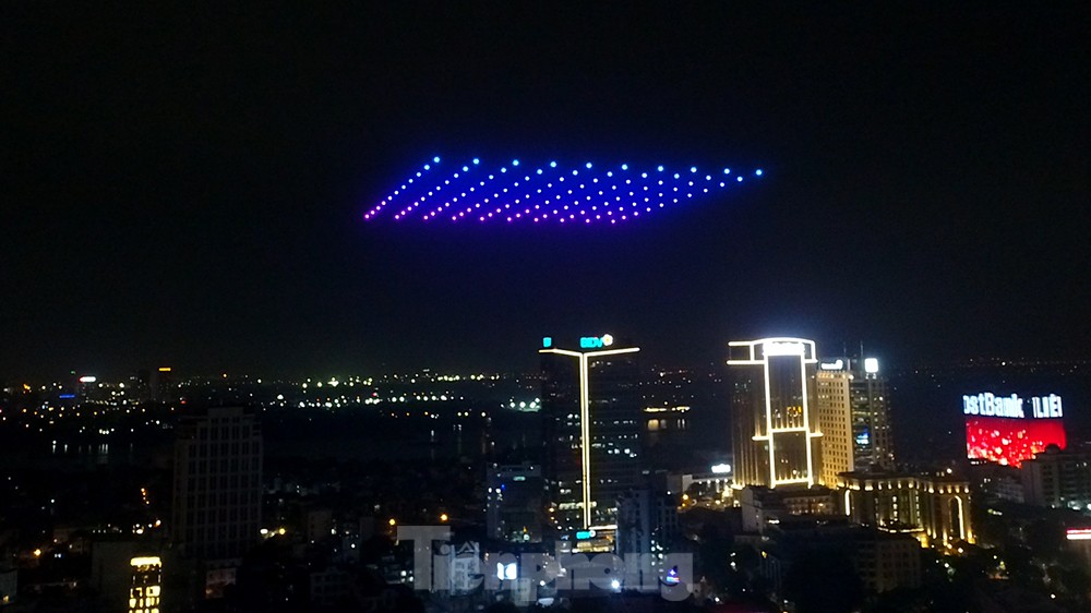Người dân Hà Nội được thưởng thức 'Countdown Night 2023' bởi ánh sáng từ hàng trăm Drone - Ảnh 7.