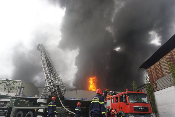 Ch&aacute;y lớn tại c&ocirc;ng ty nhựa ở KCN H&ograve;a Kh&aacute;nh, Đ&agrave; Nẵng - Ảnh 3.