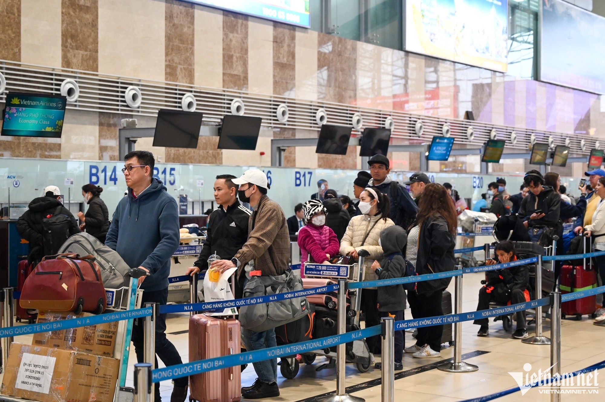 Sân bay Nội Bài chật kín khách ngày đầu nghỉ Tết Dương lịch - Ảnh 2.