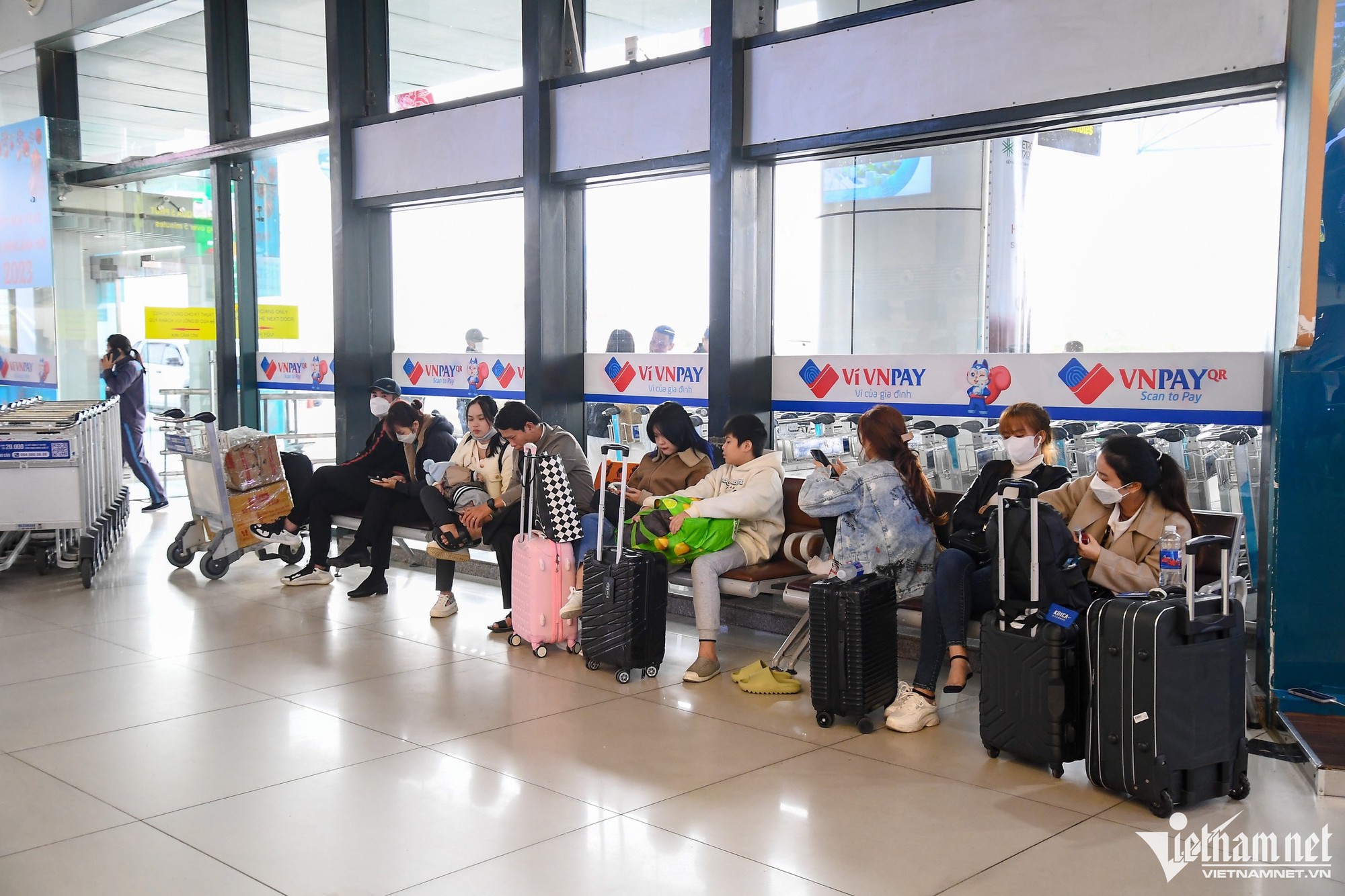 Sân bay Nội Bài chật kín khách ngày đầu nghỉ Tết Dương lịch - Ảnh 5.