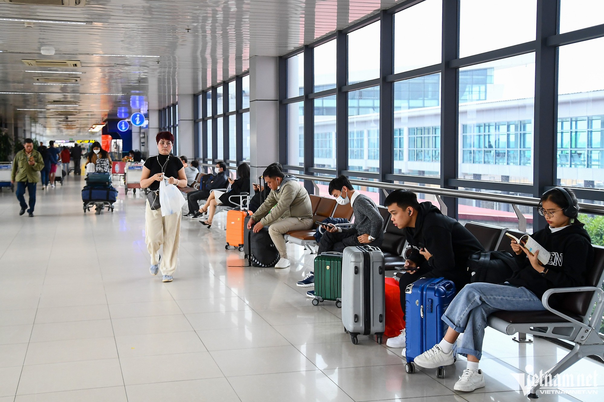 Sân bay Nội Bài chật kín khách ngày đầu nghỉ Tết Dương lịch - Ảnh 4.