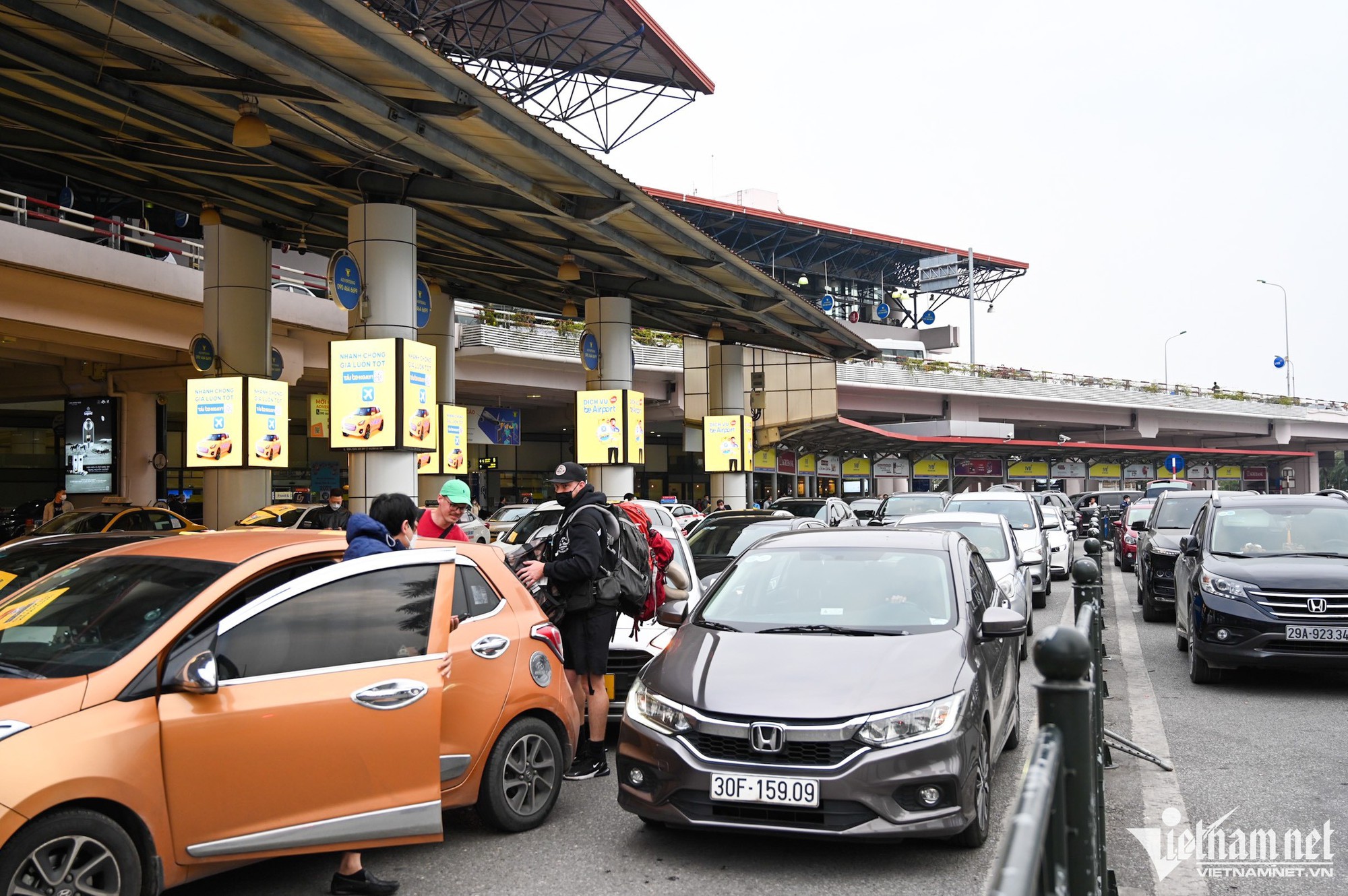 Sân bay Nội Bài chật kín khách ngày đầu nghỉ Tết Dương lịch - Ảnh 12.