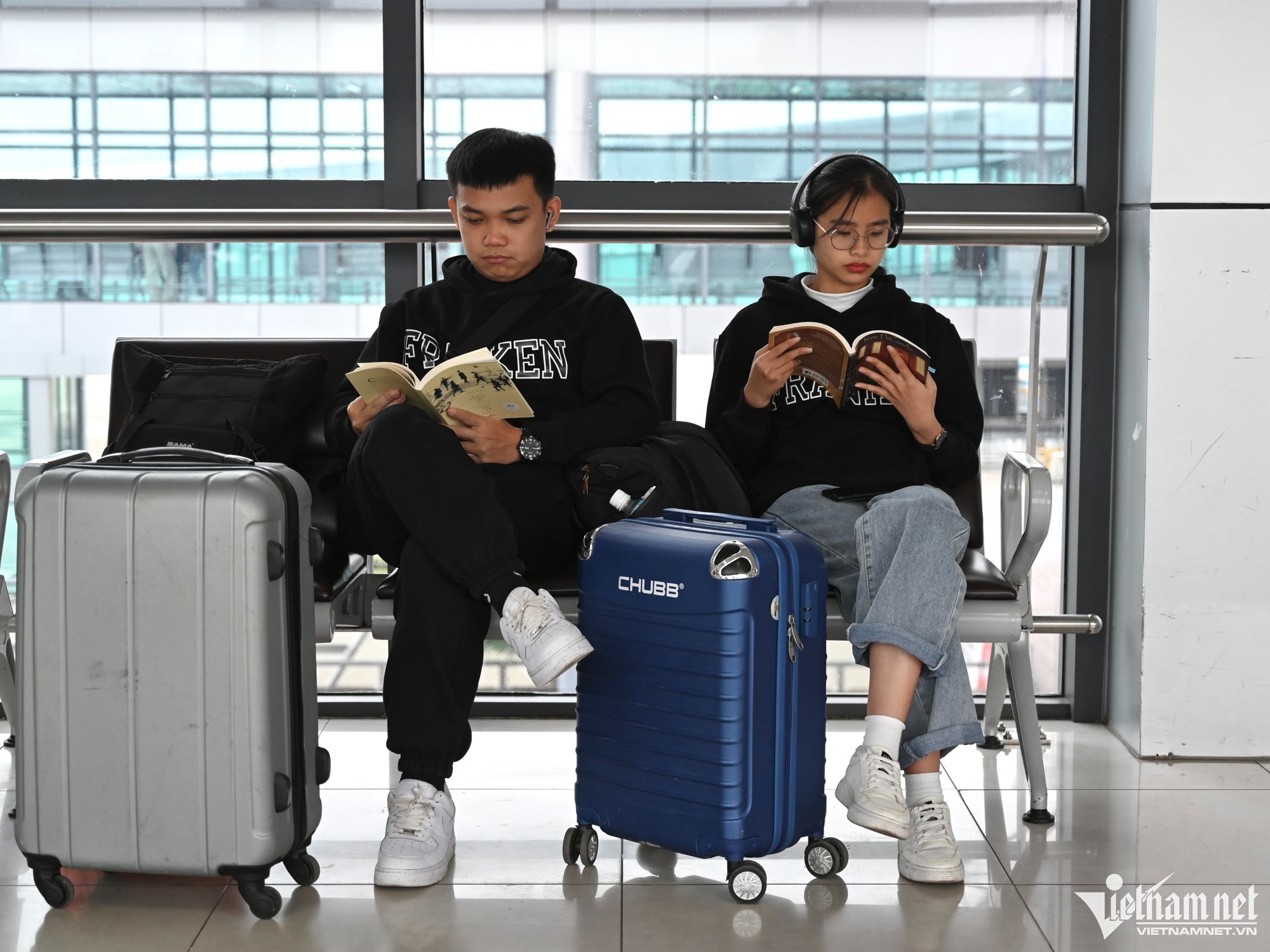 Sân bay Nội Bài chật kín khách ngày đầu nghỉ Tết Dương lịch - Ảnh 8.