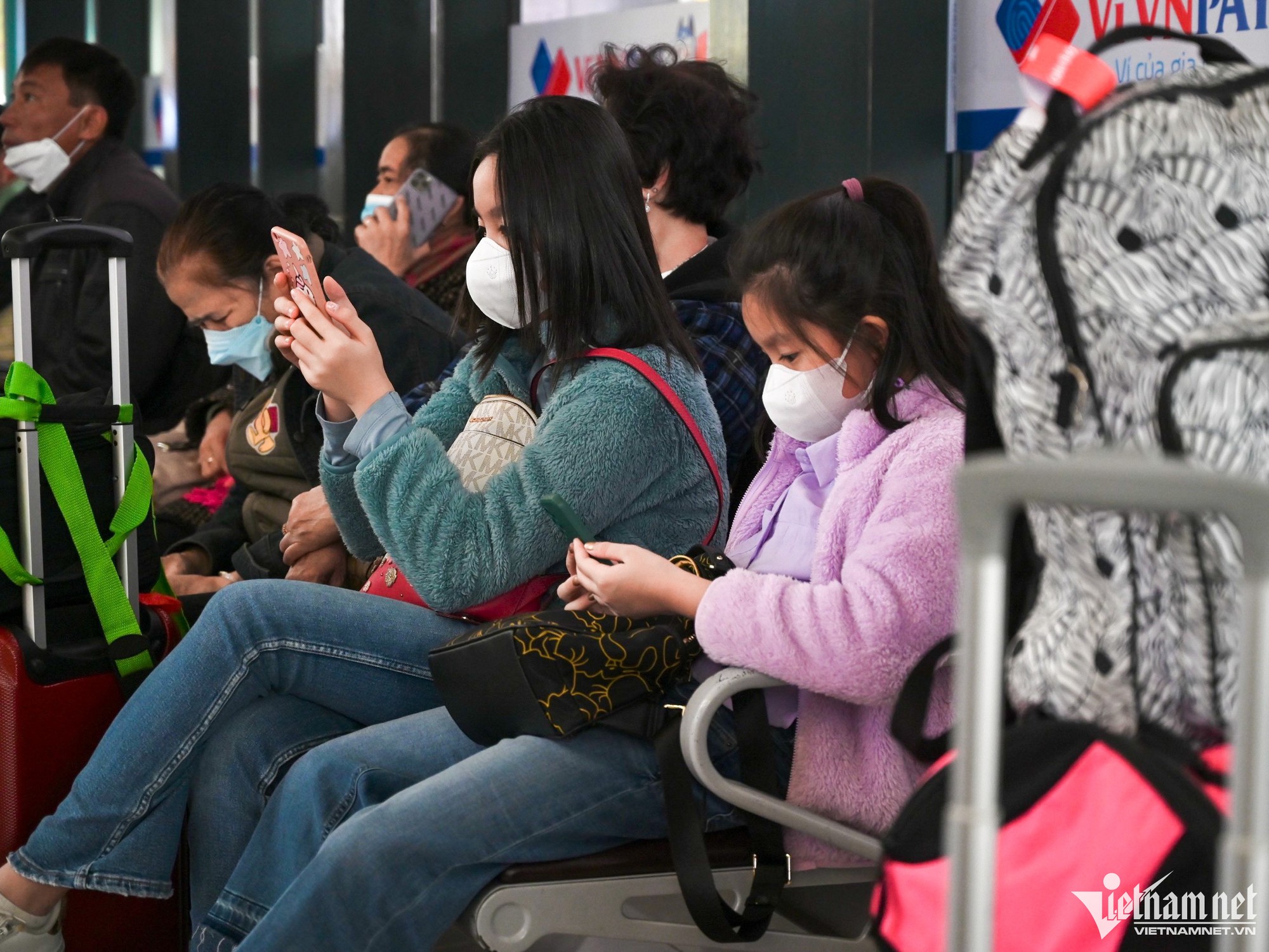Sân bay Nội Bài chật kín khách ngày đầu nghỉ Tết Dương lịch - Ảnh 7.