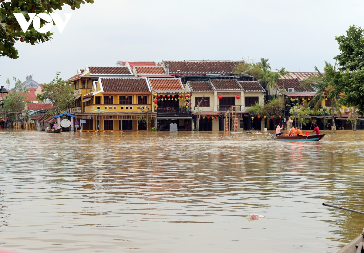 Mưa lớn, khu phố cổ Hội An ngập trong nước - Ảnh 2.