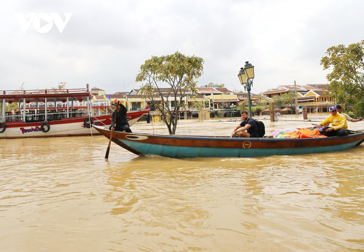 Mưa lớn, khu phố cổ Hội An ngập trong nước - Ảnh 7.