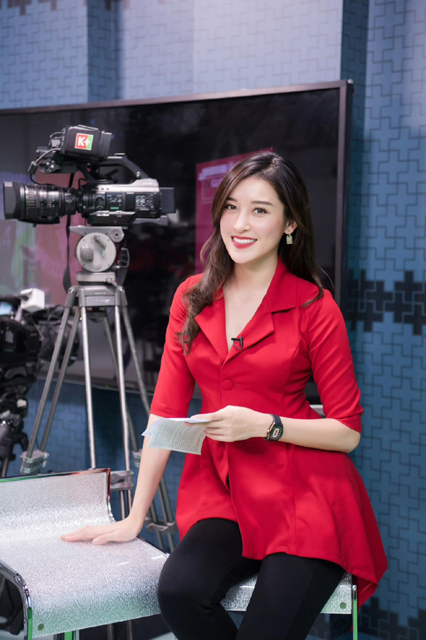 Đỗ Mỹ Linh và 2 người đẹp Hoa hậu Việt Nam tài sắc dẫn bản tin thể thao của VTV - Ảnh 11.