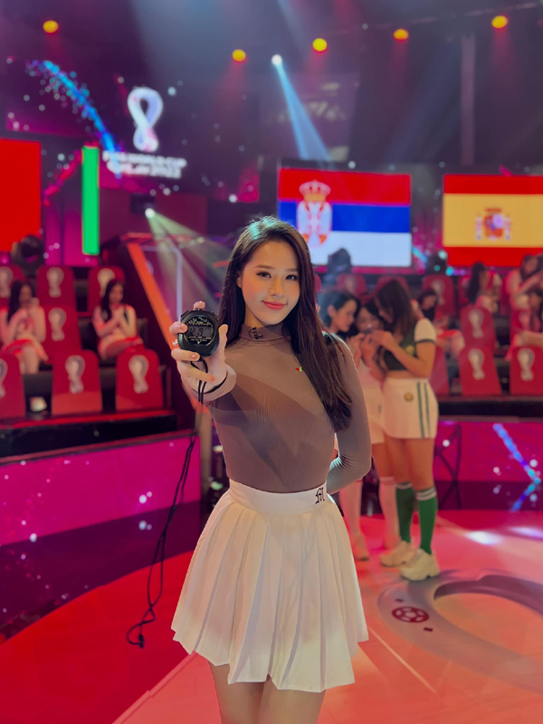 Đỗ Mỹ Linh và 2 người đẹp Hoa hậu Việt Nam tài sắc dẫn bản tin thể thao của VTV - Ảnh 12.