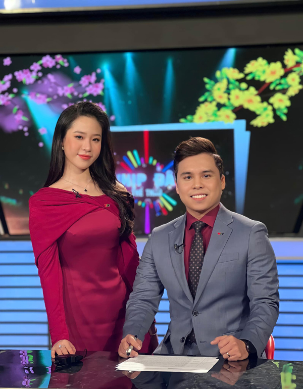 Đỗ Mỹ Linh và 2 người đẹp Hoa hậu Việt Nam tài sắc dẫn bản tin thể thao của VTV - Ảnh 15.