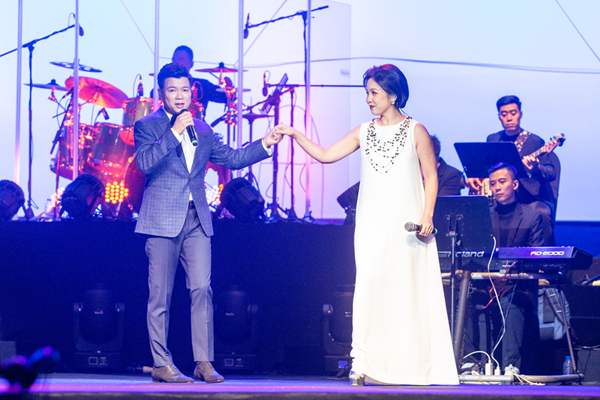 Vợ ca sĩ Vũ Thắng Lợi bất ngờ lên sân khấu nhảy múa phụ họa cho chồng - Ảnh 5.