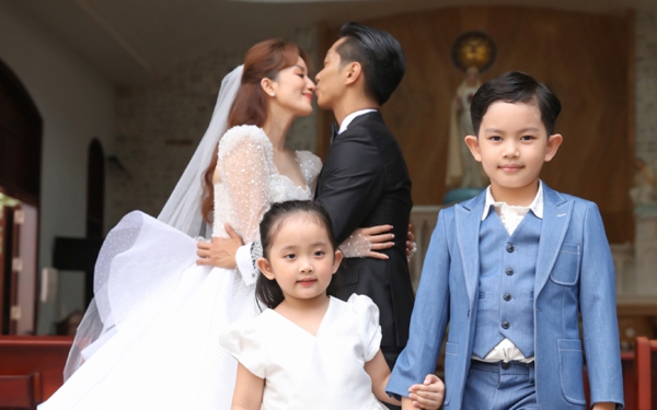 Con trai, con gái Khánh Thi - Phan Hiển 'chiếm sóng' bố mẹ trong 3 bộ ảnh cưới