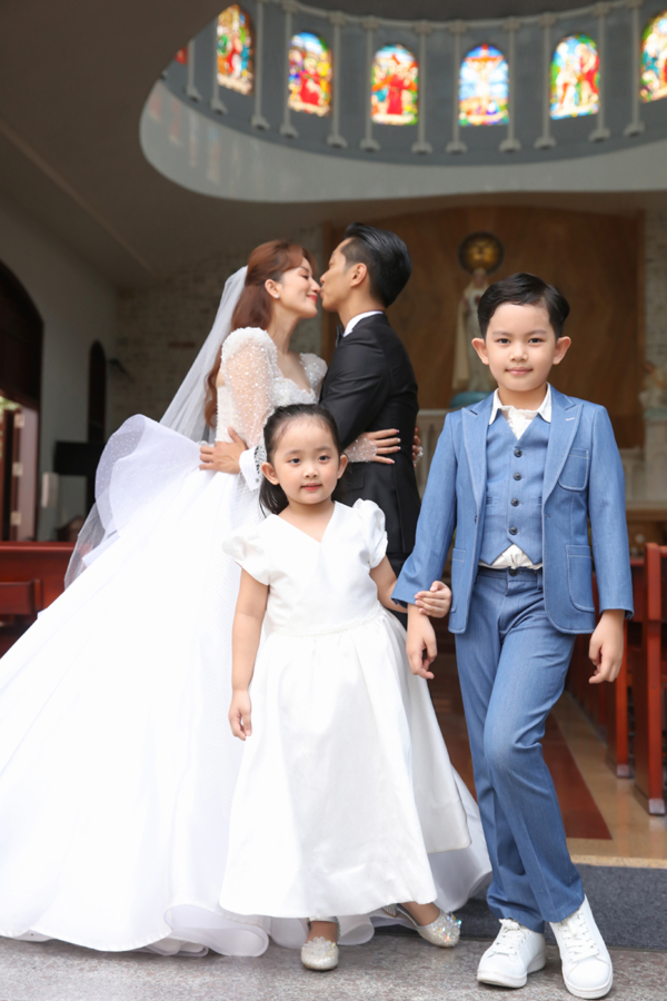 Con trai, con gái Khánh Thi - Phan Hiển &quot;chiếm sóng&quot; bố mẹ trong 3 bộ ảnh cưới  - Ảnh 7.