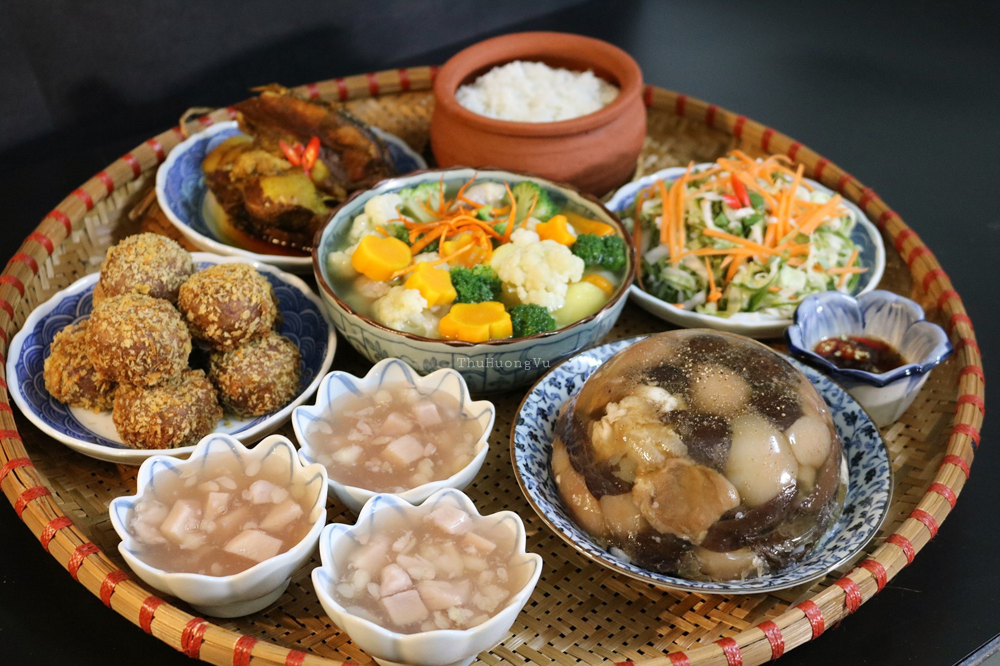 Nấu thịt đông là một nét văn hóa ẩm thực đặc trưng ở miền Bắc. Chúng ta sẽ được chiêm ngưỡng những con bò Sumo thịt đông được kết thành từng bánh tròn, hay những phần thịt đông đẹp mắt. Đó là cơ hội để tìm hiểu về món ăn truyền thống của Việt Nam.