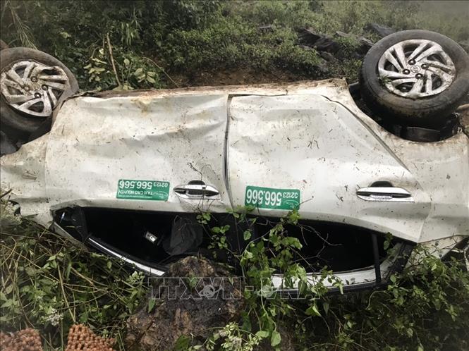Xe taxi lao xuống vực khiến ba người bị thương nặng - Ảnh 2.