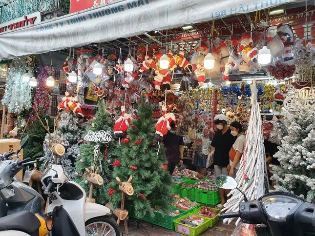 Chi tới 60 triệu đồng mua 'thông đi máy bay' chơi Noel - Ảnh 3.