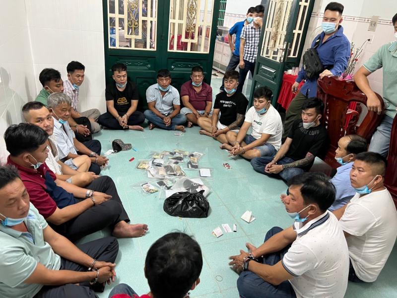 Sòng bạc ngày giáp Tết “hô biến” thành bàn nhậu khi thấy công an - Ảnh 2. Sòng bạc ngày giáp Tết “hô biến” thành bàn nhậu khi thấy công an - Ảnh 2.